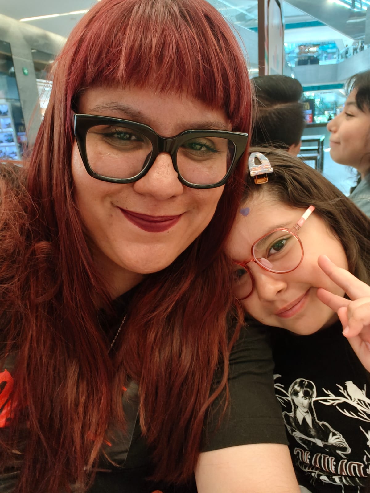 Ana Belen junto a Aurora, sonriendo cerca una de la otra
