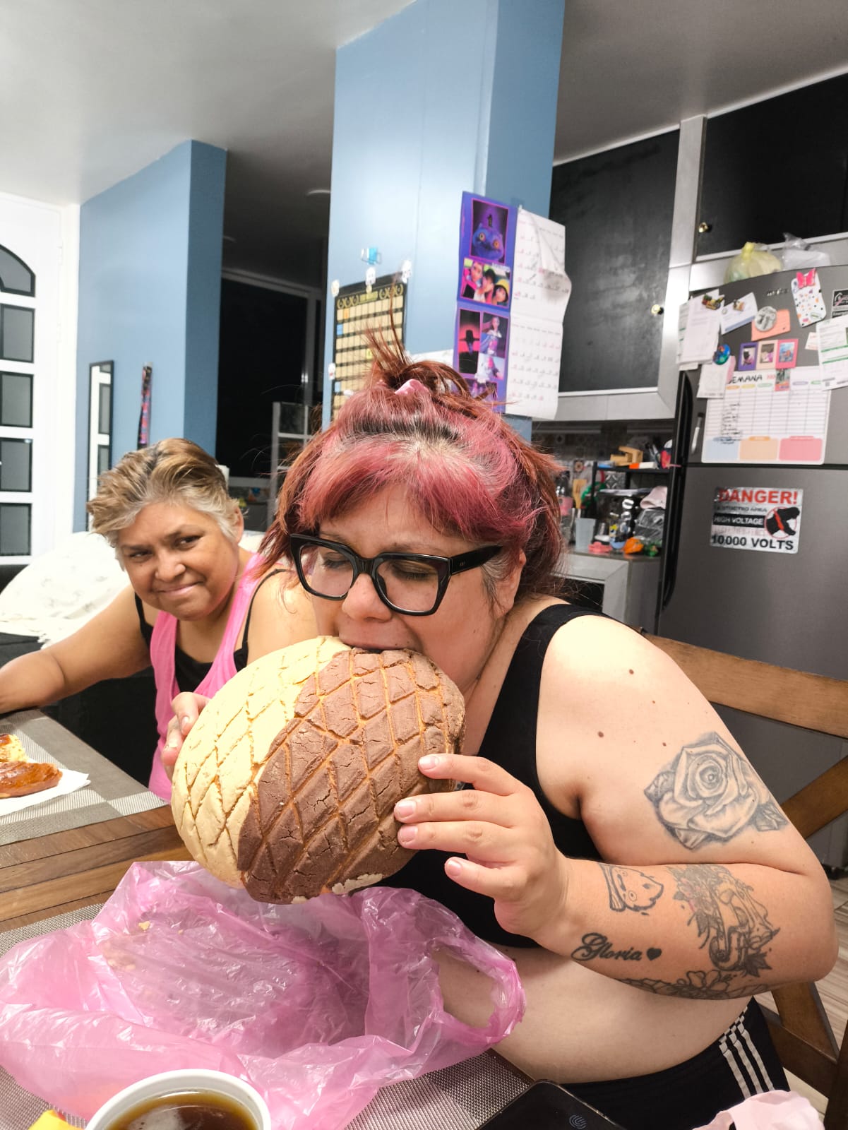 Ana Belen a punto de morder una concha gigante