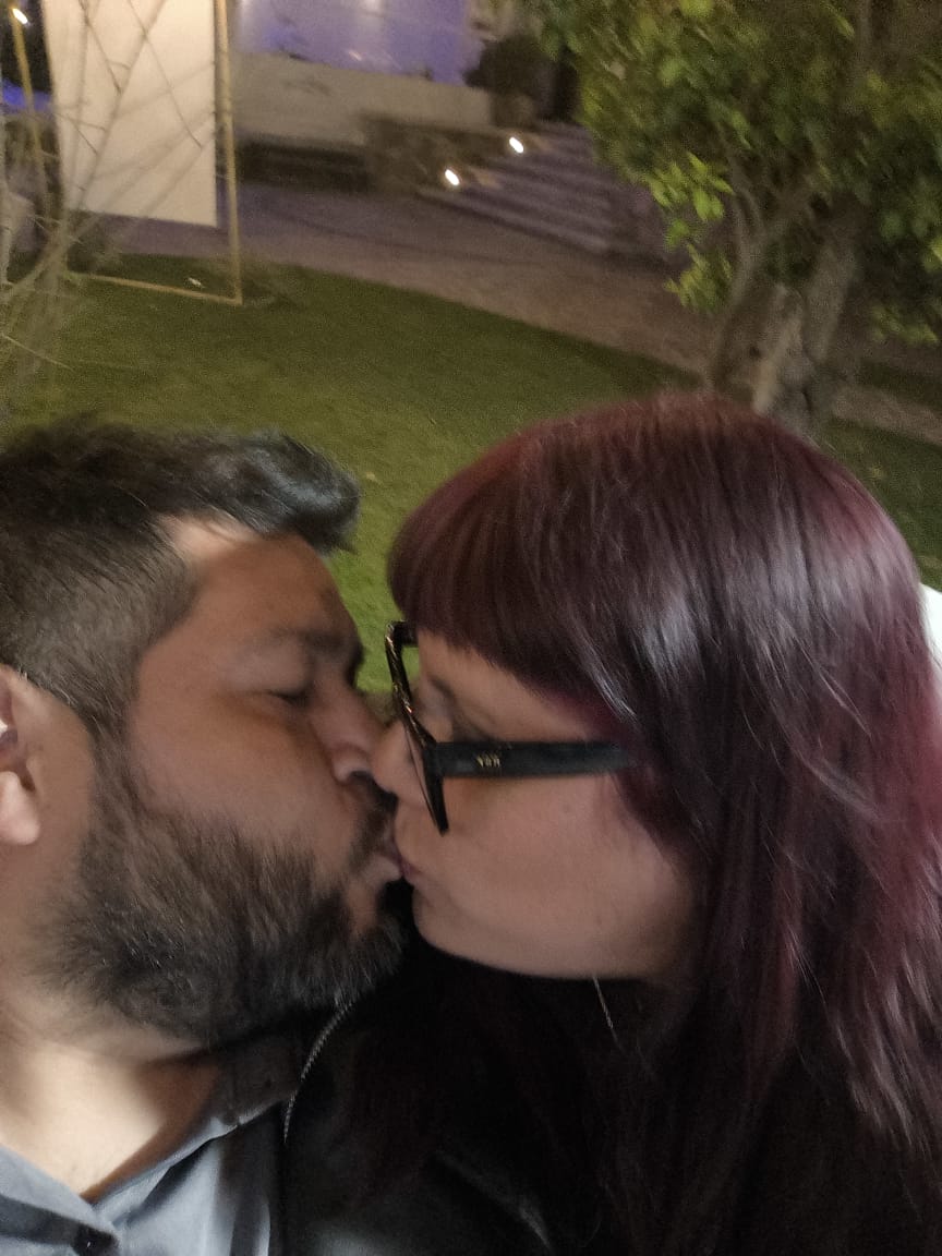 Roberto y Ana Belen besándose de noche en el jardín