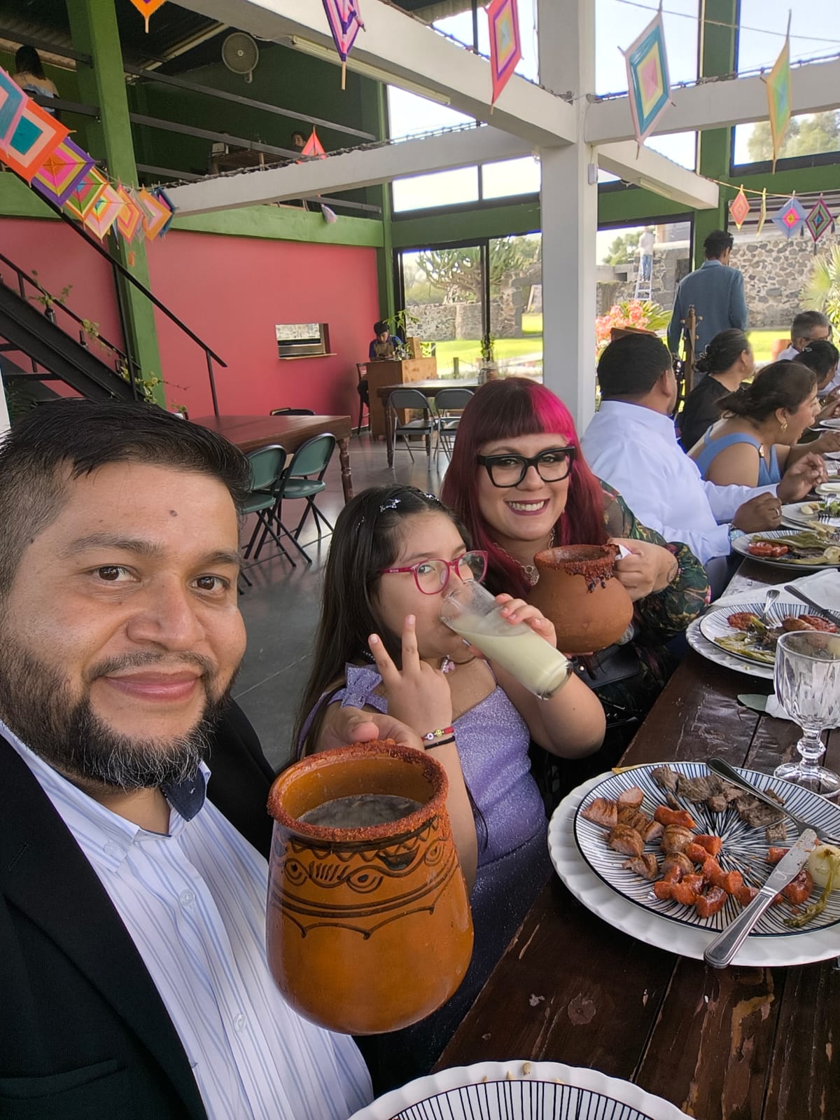 Roberto, Aurora y Ana Belen brindando en familia