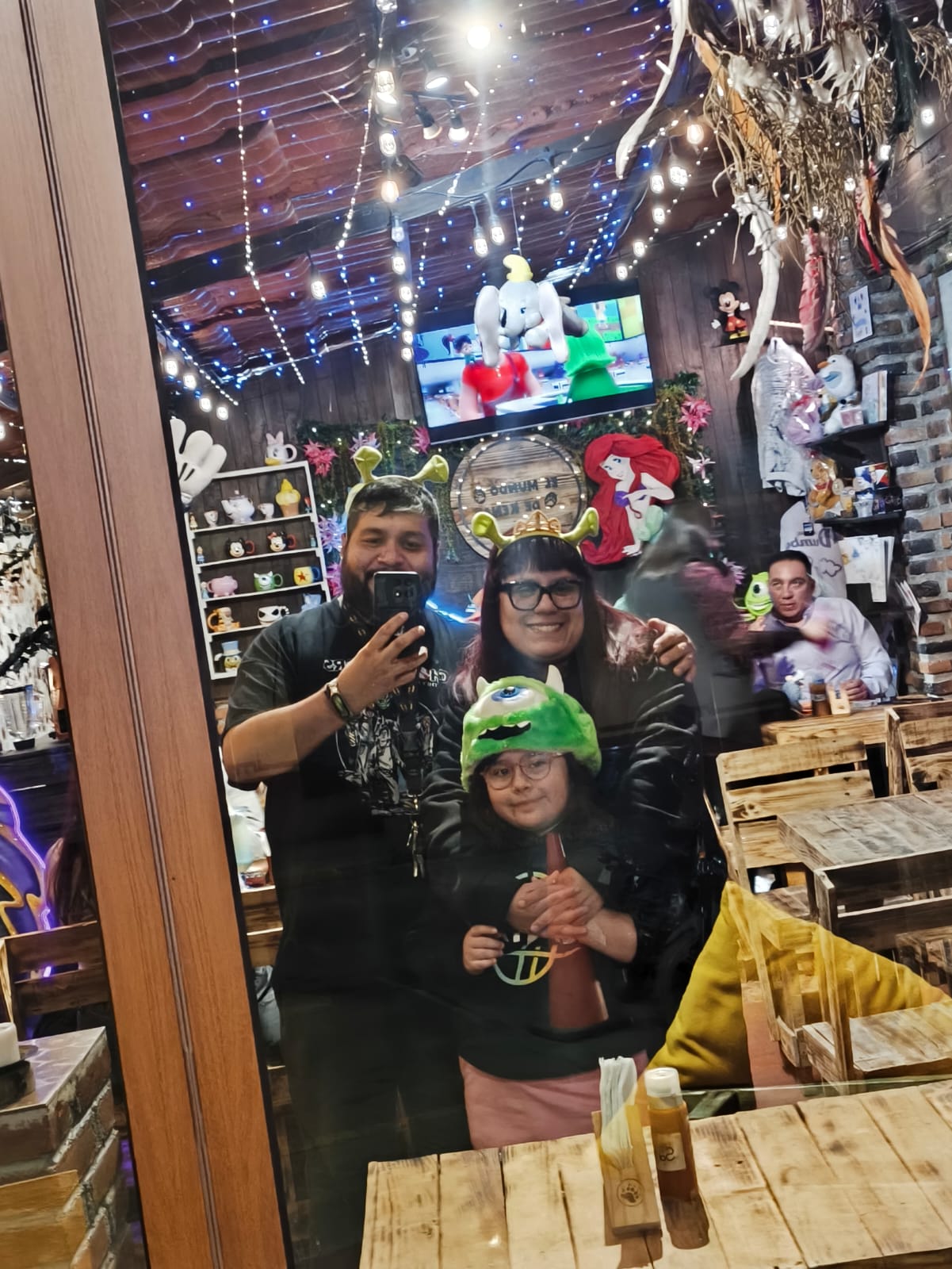 Roberto, Ana Belen y Aurora en un café con decoración de Disney