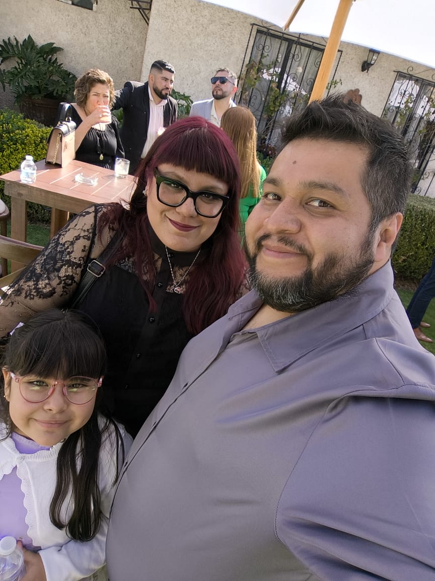 Ana Belen, Roberto y Aurora sonriendo en un jardín