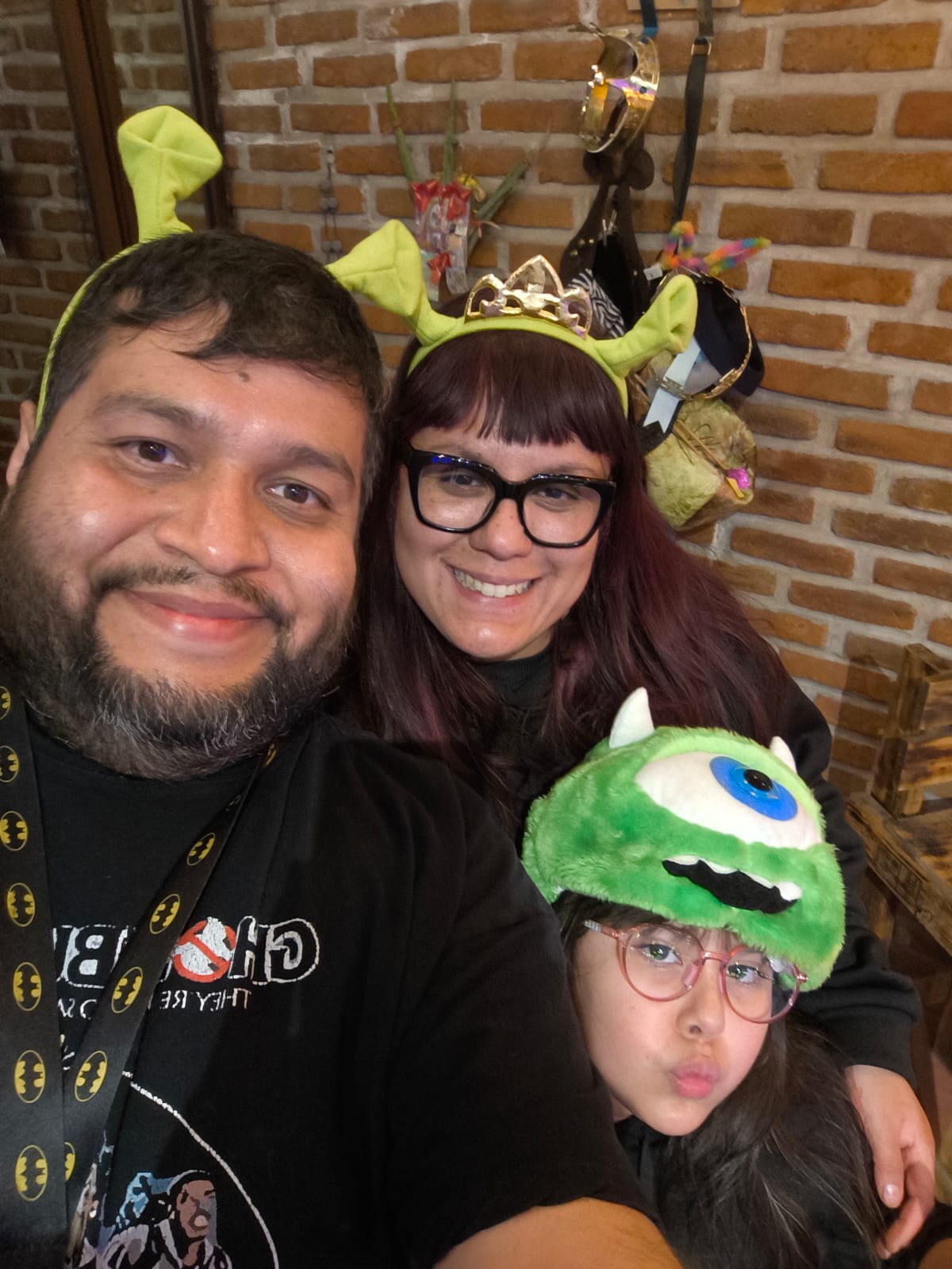 Roberto, Ana Belen y Aurora con orejas de Shrek y un gorro de Mike Wazowski