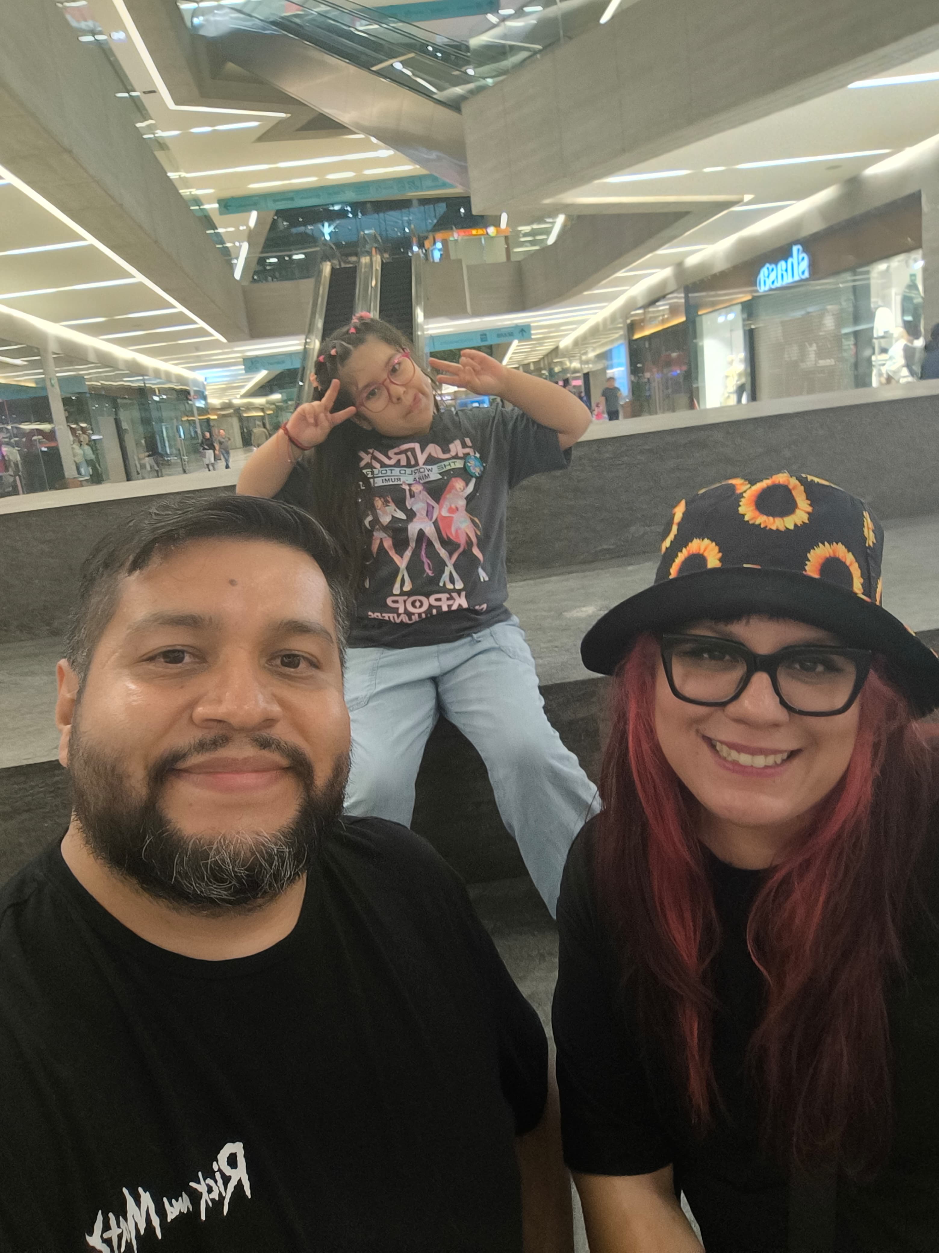 Roberto, Ana Belen y Aurora en una plaza